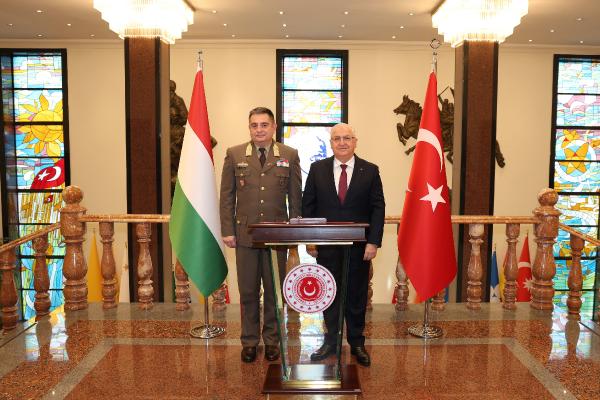 ANKARA, (DHA)- MİLLİ Savunma Bakanı Yaşar Güler, Macaristan Genelkurmay Başkanı Orgeneral