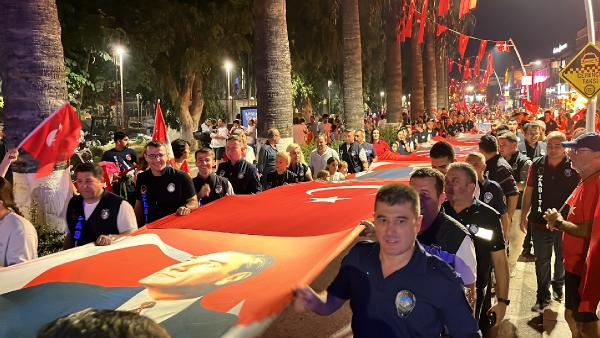 Kahramanmaraş’ta, 15 Temmuz Demokrasi ve Milli Birlik Günü nedeniyle kortej