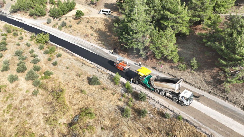 Büyükşehir Belediyesi, Bulutoğlu – Menzelet grup yolunda başlattığı sıcak asfalt