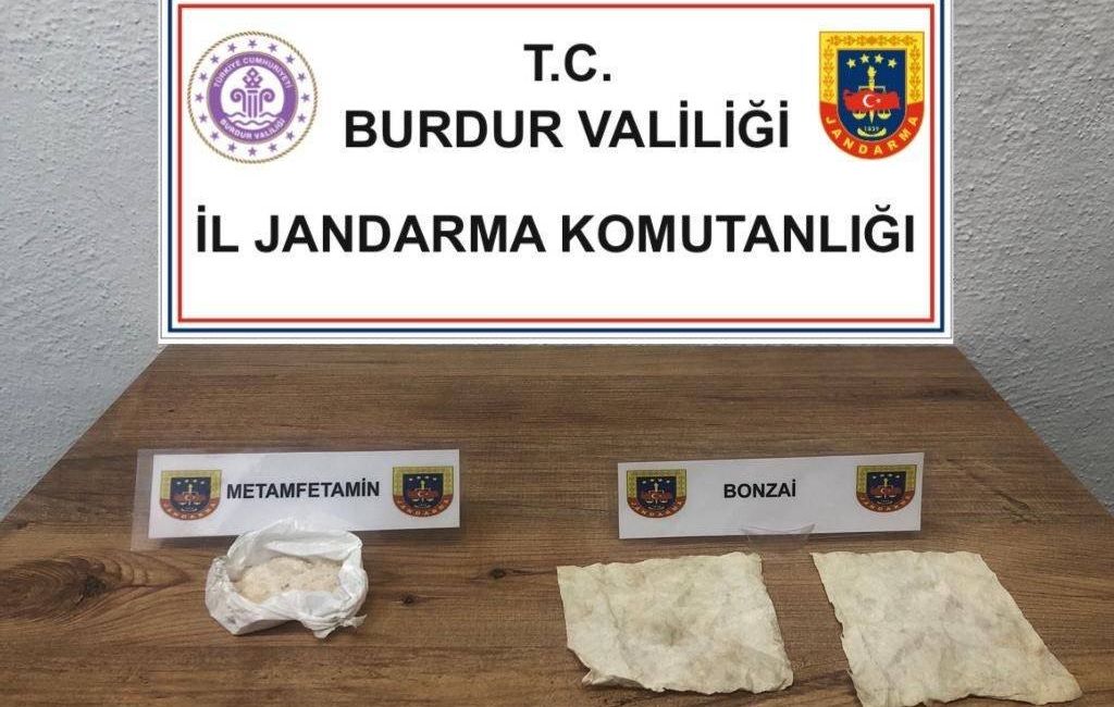 BURDUR İL JANDARMA EKİPLERİNİN YAPTIĞI OPERASYON SONUCU ARACINDA UYUŞTURUCU MADDE
