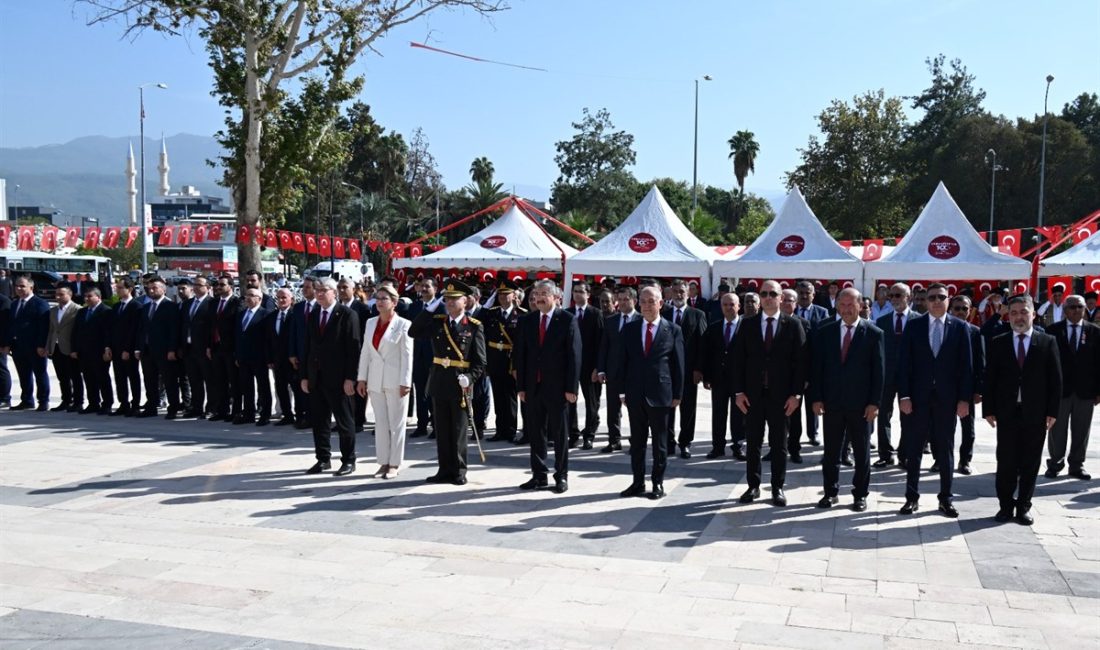 Cumhuriyetimizin kuruluşunun 100. Yıl Dönümü dolayısıyla Atatürk Anıtına çelenkler sunuldu.