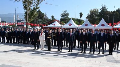 Cumhuriyetimizin kuruluşunun 100. Yıl Dönümü dolayısıyla Atatürk Anıtına çelenkler sunuldu.