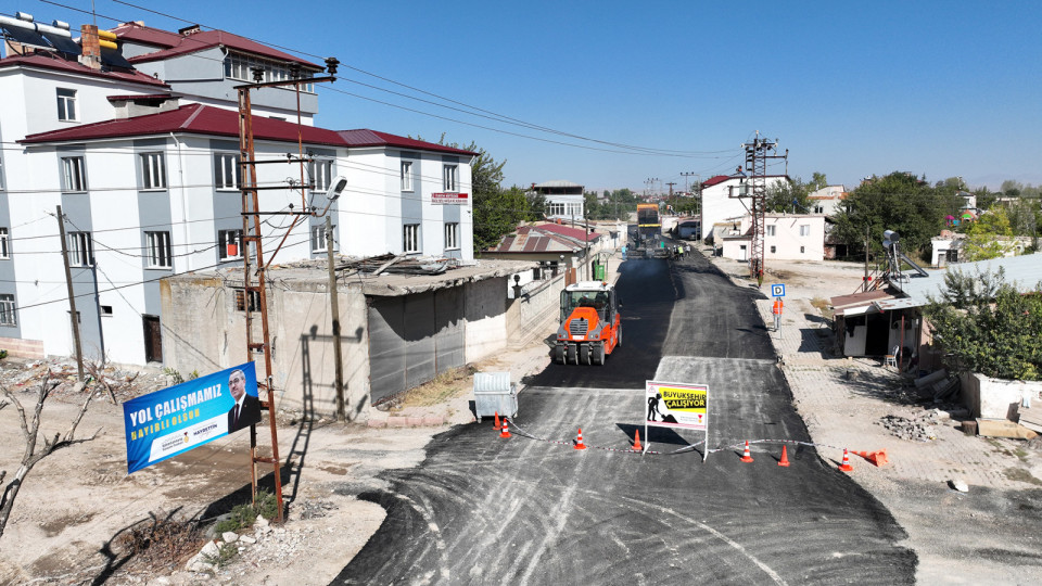Büyükşehir Belediyesi, Elbistan’da 2 kilometrelik Darende Caddesi’nde başlattığı asfalt yenileme