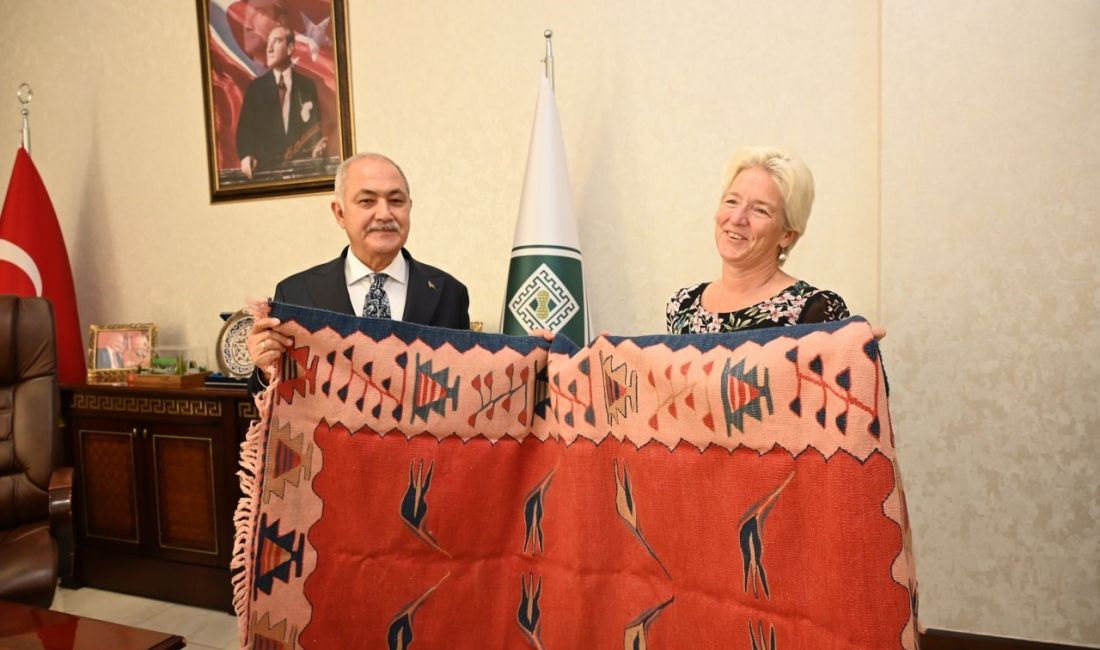 DEPREM BÖLGESİ OSMANİYE’YE ÇÖP SÜPÜRME ARACI İLE ÇÖP KONTEYNERİ DESTEĞ