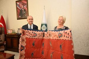 DEPREM BÖLGESİ OSMANİYE’YE ÇÖP SÜPÜRME ARACI İLE ÇÖP KONTEYNERİ DESTEĞ