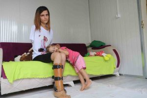 Depremde kolunu kaybeden anne, kızıyla olan hayallerini gerçekleştirebilmek için biyonik kola kavuşmak istiyor