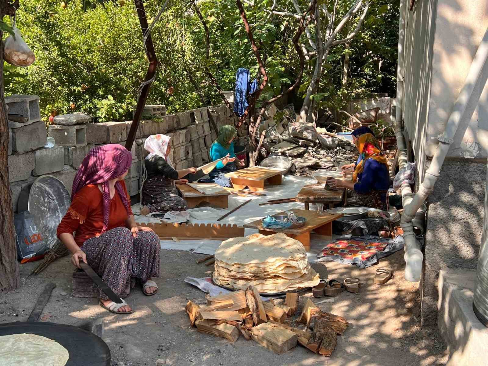 Depremzede kadınlar imece usulü ekmek yapma geleneğini sürdürüyor