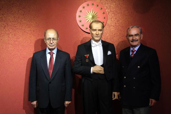 ESKİŞEHİR,(DHA)-ESKİ Cumhurbaşkanı Ahmet Necdet Sezer, Eskişehir’de kendi heykelinin de bulunduğu