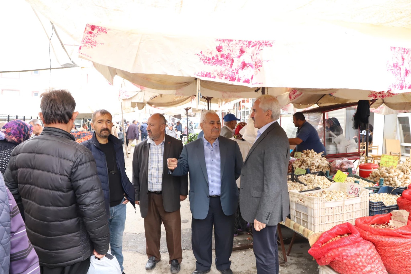 Başkan Doğan Semt Pazarını Ziyaret Etti