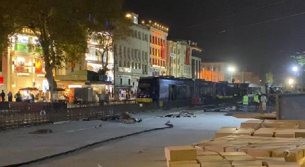 Baran AKKAYA/İSTANBUL,(DHA)- FATİH’te bir hafriyat kamyonunun tramvay hattına enerji sağlayan