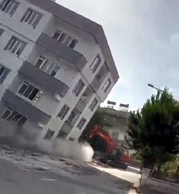 Ahmet ATMACA-GAZİANTEP, (DHA)-GAZİANTEP’te ağır hasarlı 5 katlı bina, kontrollü yıkım