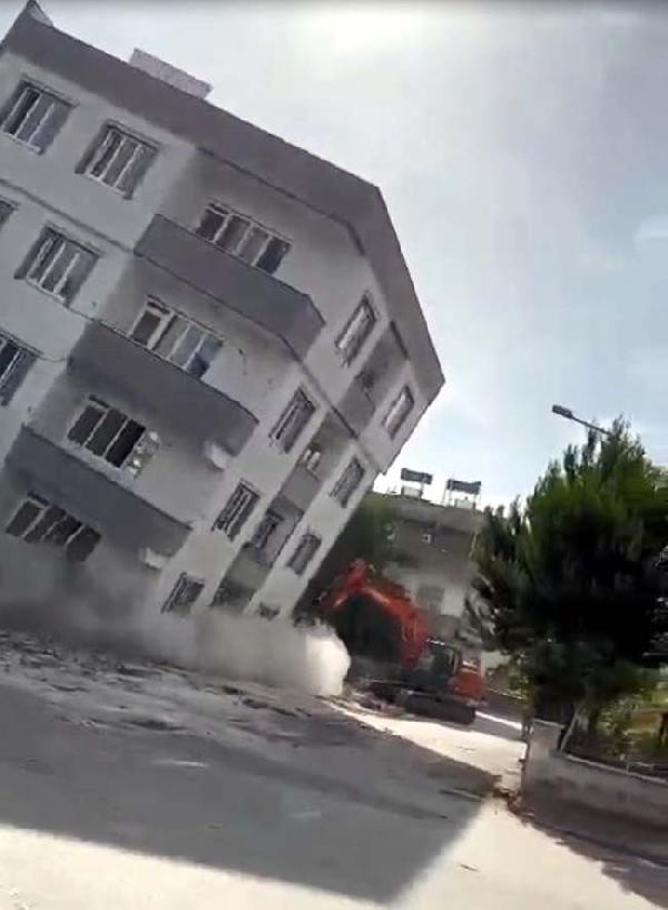 Gaziantep'te ağır hasarlı 5 katlı bina yıkım sırasında çöktü Gaziantep'te ağır hasarlı 5 katlı bina yıkım sırasında çöktü