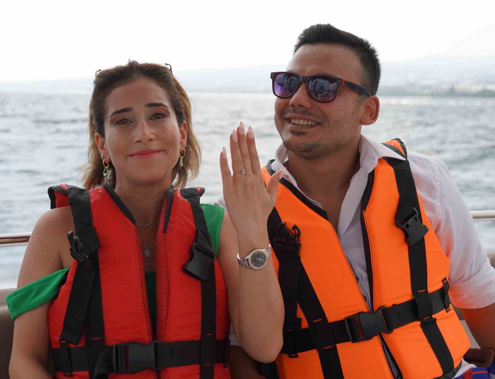 MERSİN'DE TEKNEDEN PARAŞÜTLE UÇAN MUSA UYSAL, KIZ ARKADAŞINA HAVADA EVLİLİK