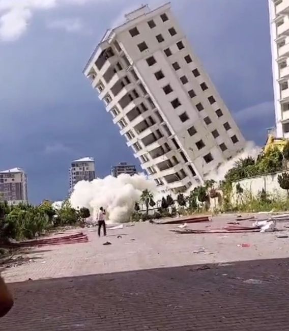 KAHRAMANMARAŞ’TA AĞIR HASARLI BİNALARIN YIKIMI DEVAM EDERKEN, KONTROLLÜ YIKIMI SÜREN