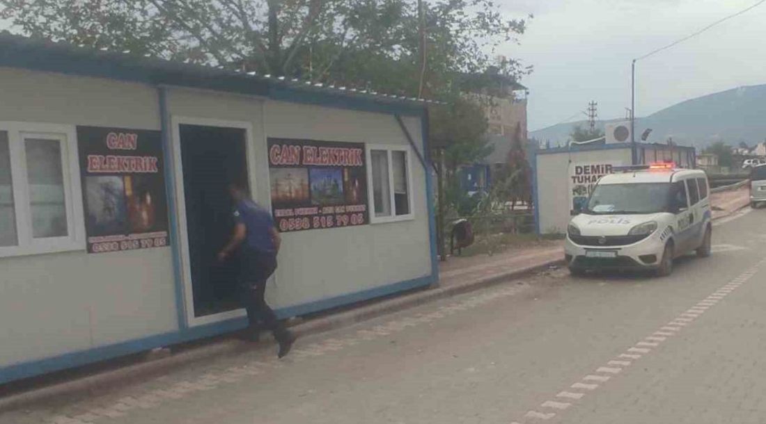 Konteyner iş yerinde hayata tutunmaya çalışan depremzede esnafa hırsızlık şoku Depremin vurduğu Hatay’ın Kırıkhan ilçesinde konteyner iş yerinde elektrik malzemeleri