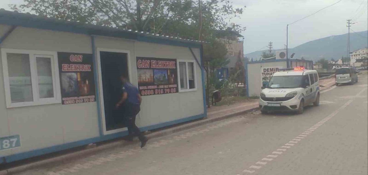 Depremin vurduğu Hatay’ın Kırıkhan ilçesinde konteyner iş yerinde elektrik malzemeleri