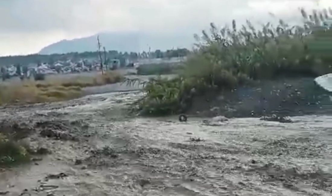 HATAY'IN ARSUZ İLÇESİNDE SABAH SAATLERİNDE ETKİLİ OLAN ŞİDDETLİ YAĞIŞ, BAZI