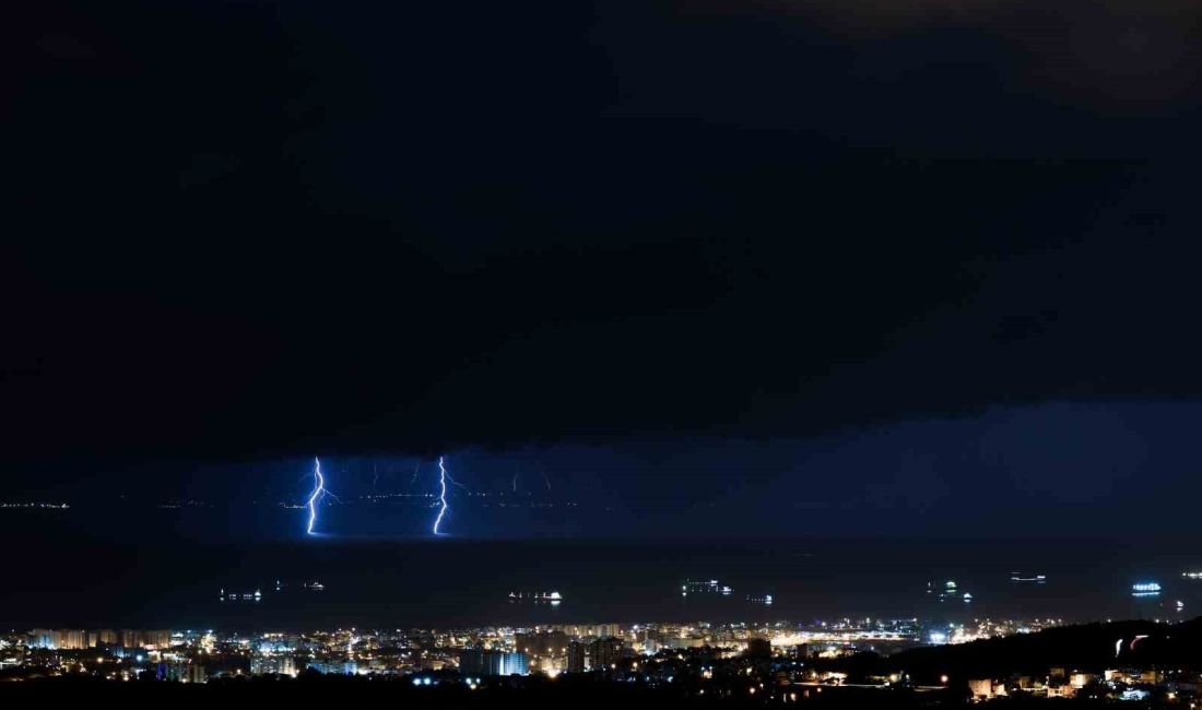 HATAY'IN İSKENDERUN İLÇESİNDE ETKİLİ OLAN YAĞIŞLA BİRLİKTE ARDI ARDINA ÇAKAN