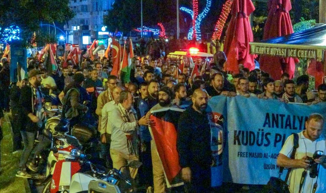 ANTALYA’DA CUMHURİYET MEYDANINDA TOPLANAN