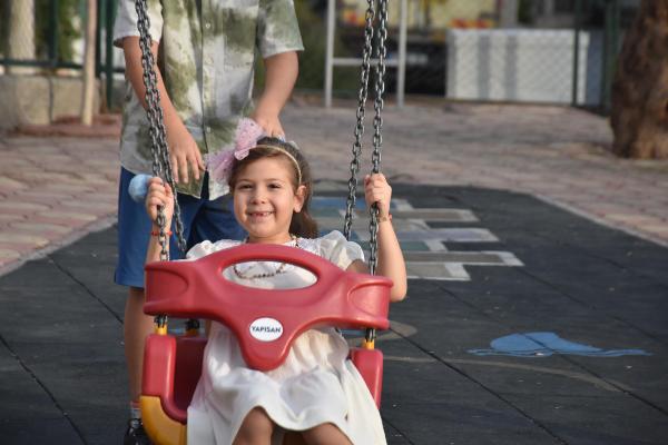 İzmir depreminin simgesi Ayda, annesinin adının verildiği parkta oynuyor