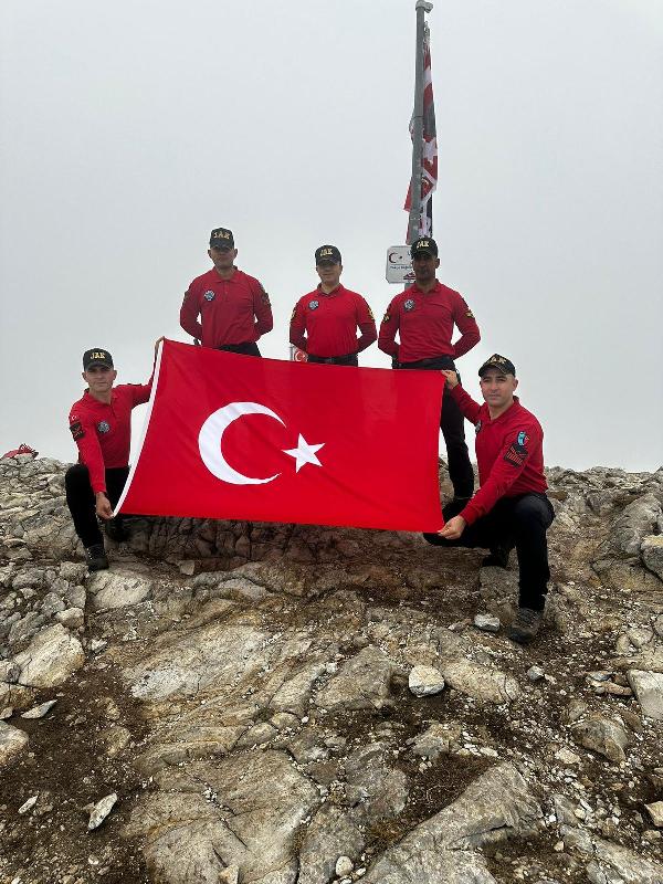 jak timleri uludagin zirvesinde turk bayragini dalgalandirdi c96096d