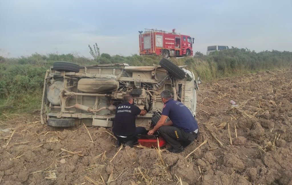 HATAY’IN KUMLU İLÇESİNDE KAMYONETİN YOL KENARINDAKİ TARLAYA UÇMASI SONUCU MEYDANA