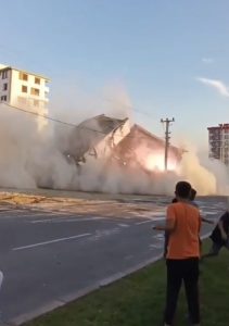 KAHRAMANMARAŞ'TA KONTROLLÜ YIKIMI YAPILAN BİNA, ELEKTRİK DİREKLERİNİN ÜZERİNE DEVRİLDİKTEN SONRA
