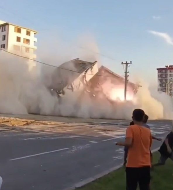 KAHRAMANMARAŞ'TA KONTROLLÜ YIKIMI YAPILAN BİNA, ELEKTRİK DİREKLERİNİN ÜZERİNE DEVRİLDİKTEN SONRA