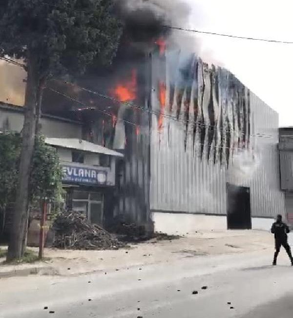 Özgür EREN/İSTANBUL (DHA) KÜÇÜKÇEKMECE’de kimyasal maddelerin bulunduğu depoda yangın çıktı.