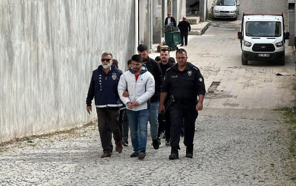 Oğuzhan KILIÇ/KÜTAHYA, (DHA)- KÜTAHYA’da kasklı Hamza Ö.’nün (24) galerici İdris