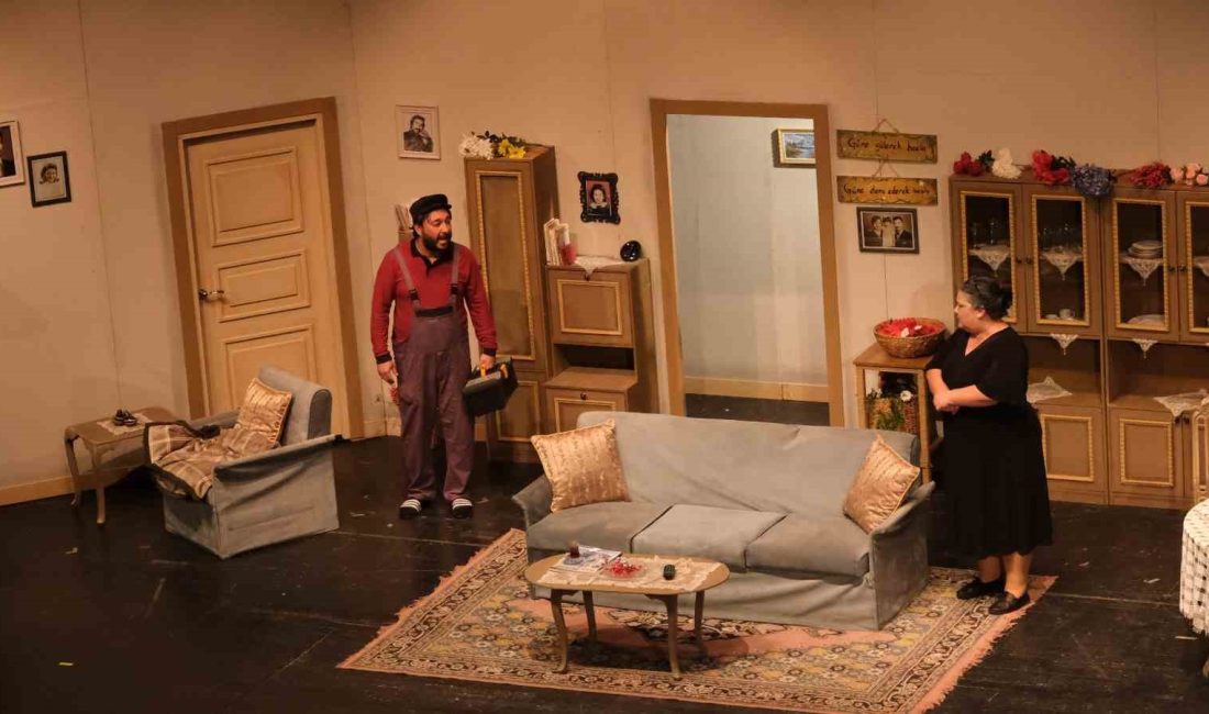 KENT GENELİNDE MERSİNLİLERLE OYUNLARINI BULUŞTURAN MERSİN BÜYÜKŞEHİR BELEDİYESİ ŞEHİR TİYATROSU