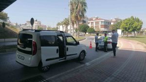 Özel aracıyla turist taşıyan korsan taşımacı 20 bin TL ceza yedi, aracı 2 ay trafikten men edildi