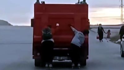 ANKARA, (DHA)- ANKARA’nın Sincan ilçesinde kamyonetin arkasında kasadan tutunan patenli