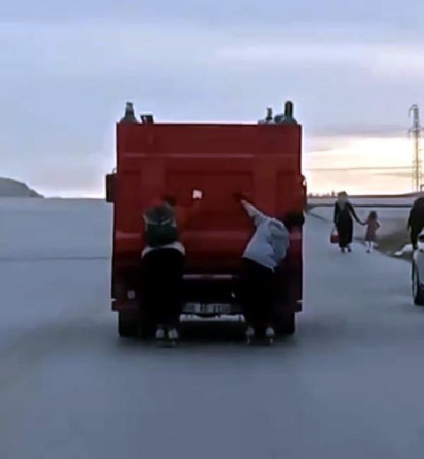 ANKARA, (DHA)- ANKARA’nın Sincan ilçesinde kamyonetin arkasında kasadan tutunan patenli