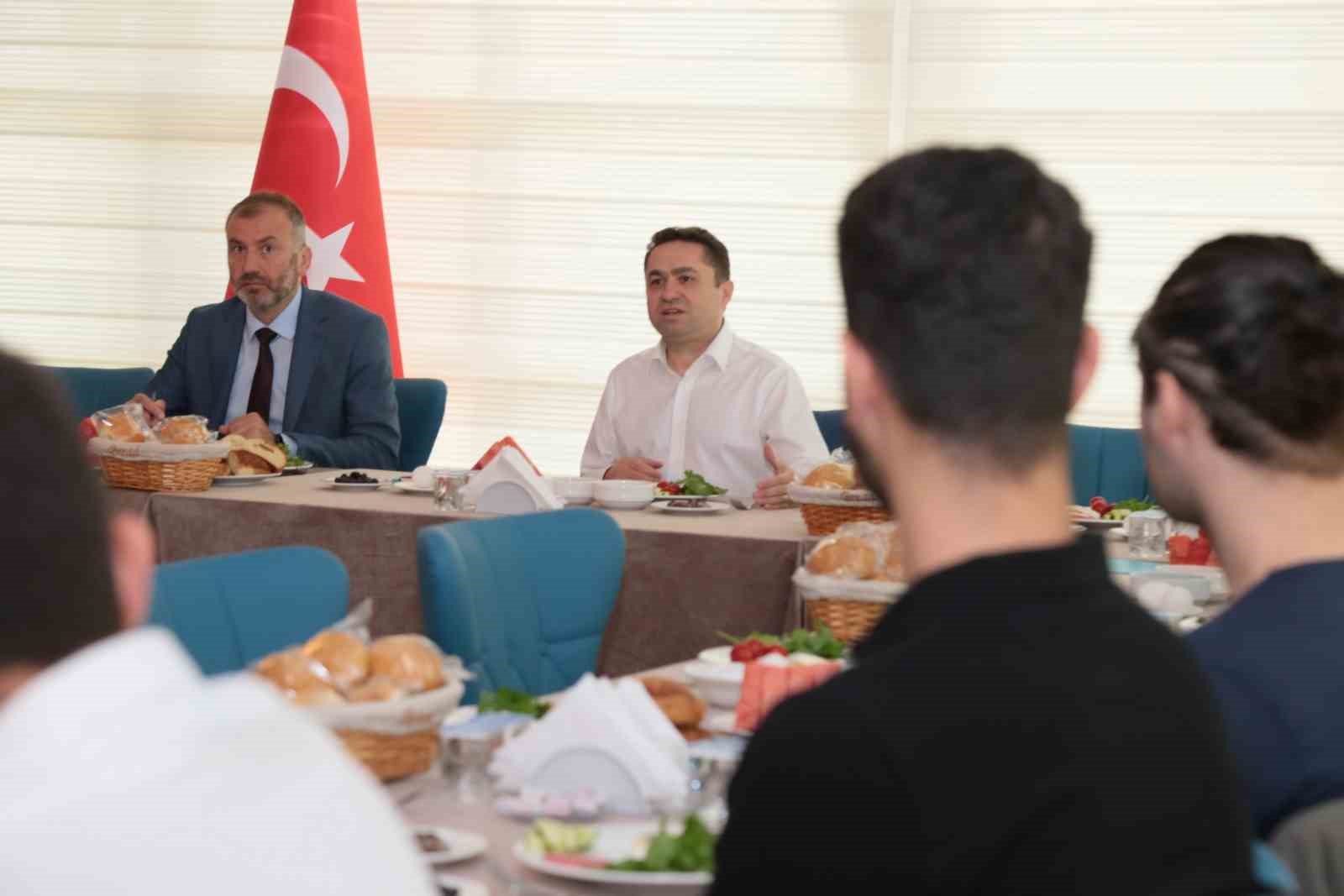 rektor turkdogan universitemiz ogrencilerimizle uyum icinde gelisimini surdurecek 3cdc9ac