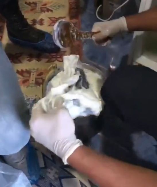 KAHRAMANMARAŞ’IN AFŞİN İLÇESİNDE YOĞURT SATIRININ İÇERİSİNE GİZLENMİŞ ÇOK SAYIDA TABANCA,