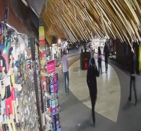 tuzlada avmdeki isyerinden hirsizlik yapan 3 supheli yakalandi 4d67858