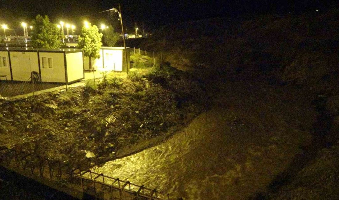 HATAY’IN ANTAKYA İLÇESİNDE YAĞIŞLI HAVANIN ETKİSİYLE YÜKSELEN DERE, KONTEYNER KENTTE