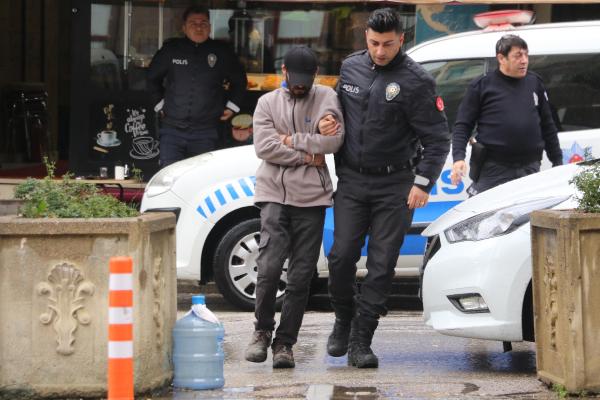 Engin ÖZMEN-Sarp DEMİRHAN/ESKİŞEHİR,(DHA)- ESKİŞEHİR’de park halindeki 18 aracın lastiklerini bıçakla