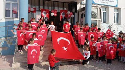  Kadirli’de Mehmet Nuri Arıoğlu İlkokulu’nda Cumhuriyetin 100. Yılı Kutlamaları kapsamında