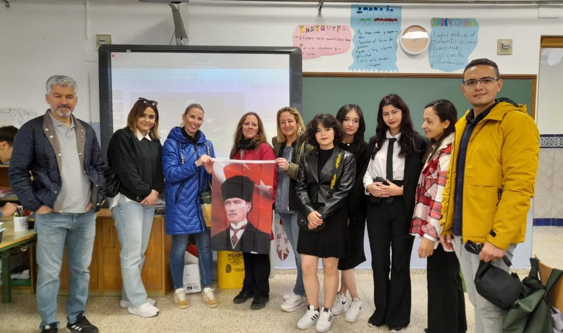 İspanya-Granada şehrinde Osmaniye ili çeşitli okullardan lise öğrencilerine grup lideri