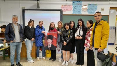 İspanya-Granada şehrinde Osmaniye ili çeşitli okullardan lise öğrencilerine grup lideri