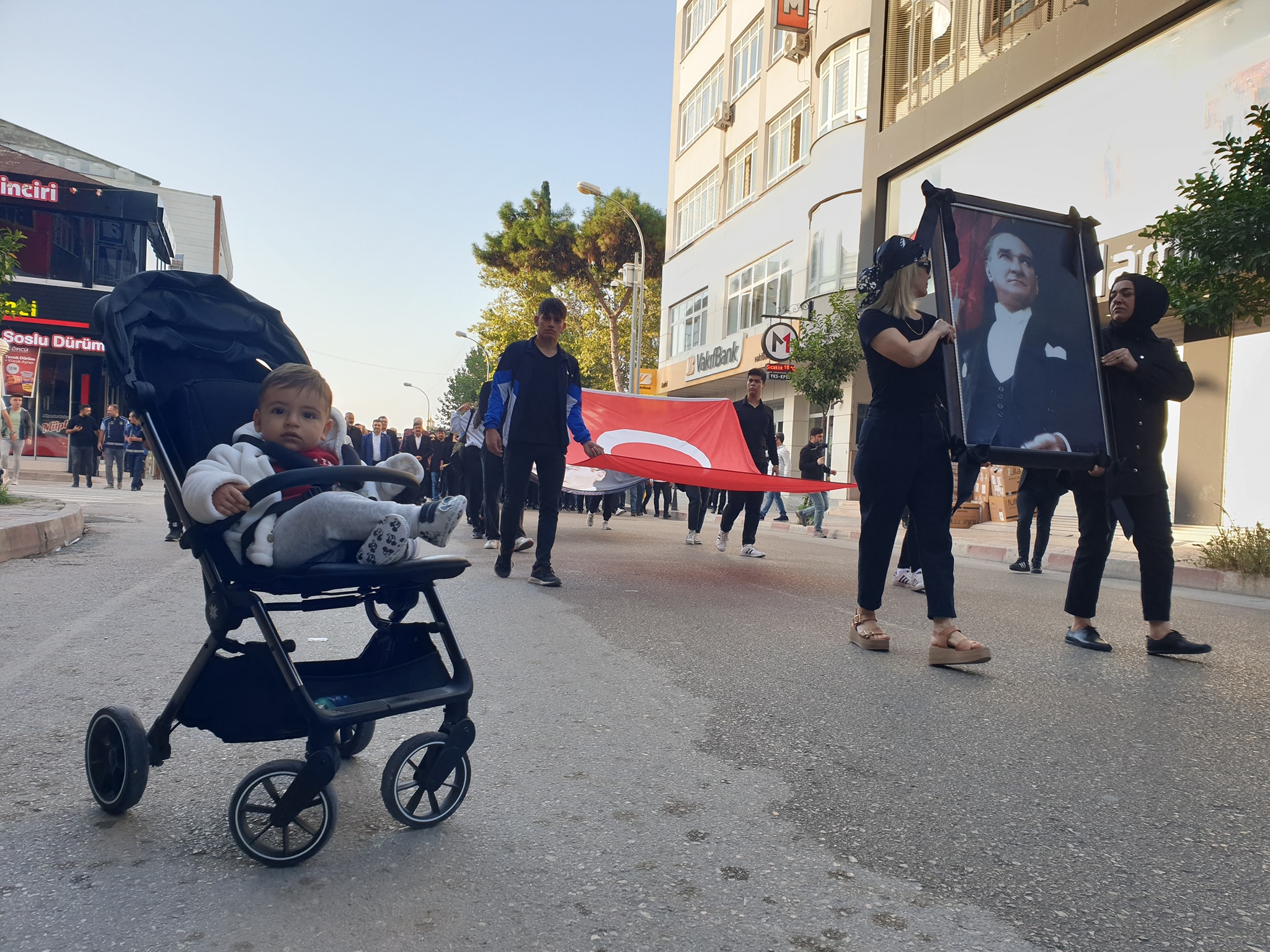 KADİRLİ’DE ATAMIZA SAYGI YÜRÜYÜŞÜ DÜZENLENDİ