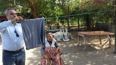 Osmaniye’nin Toprakkale ilçesinde bir köy ziyaretinde yaşlı bir kadının çamaşır