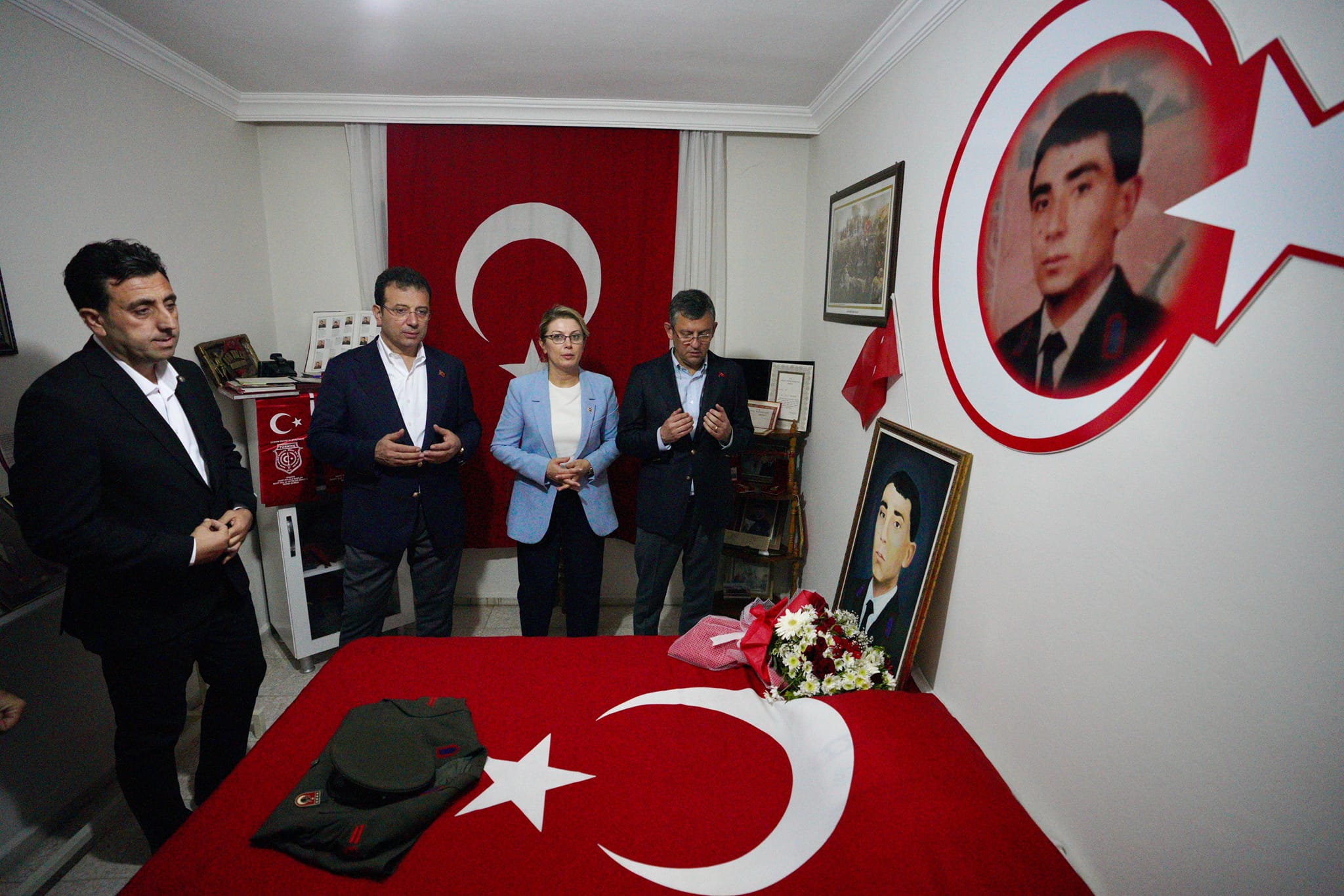 Osmaniye’de gerçekleşen ziyarette CHP Genel Başkanı Özgür Özel, şehit uzman