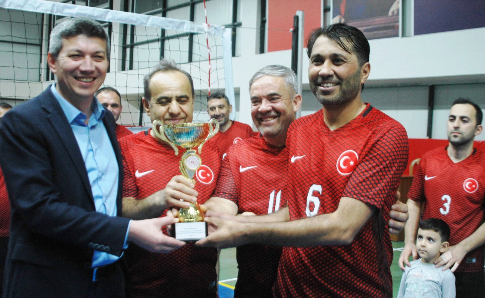 Öğretmenler Günü anısına düzenlenen voleybol turnuvası sona erdi ‘Şampiyon Atatürk Ortaokulu oldu’