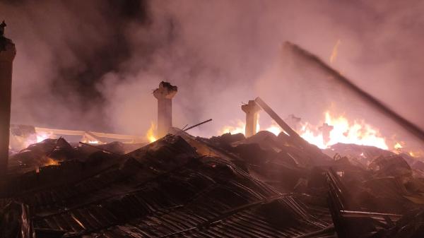 Ömer KOÇ/KAHRAMANMARAŞ, (DHA)- KAHRAMANMARAŞ’ın Türkoğlu ilçesinde bir tekstil fabrikasının deposunda