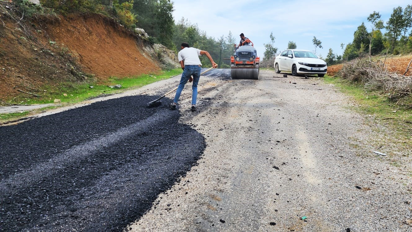 Büyükşehir Belediyesi, Andırın Kırsalında Ulaşım Yatırımlarını Sürdürüyor