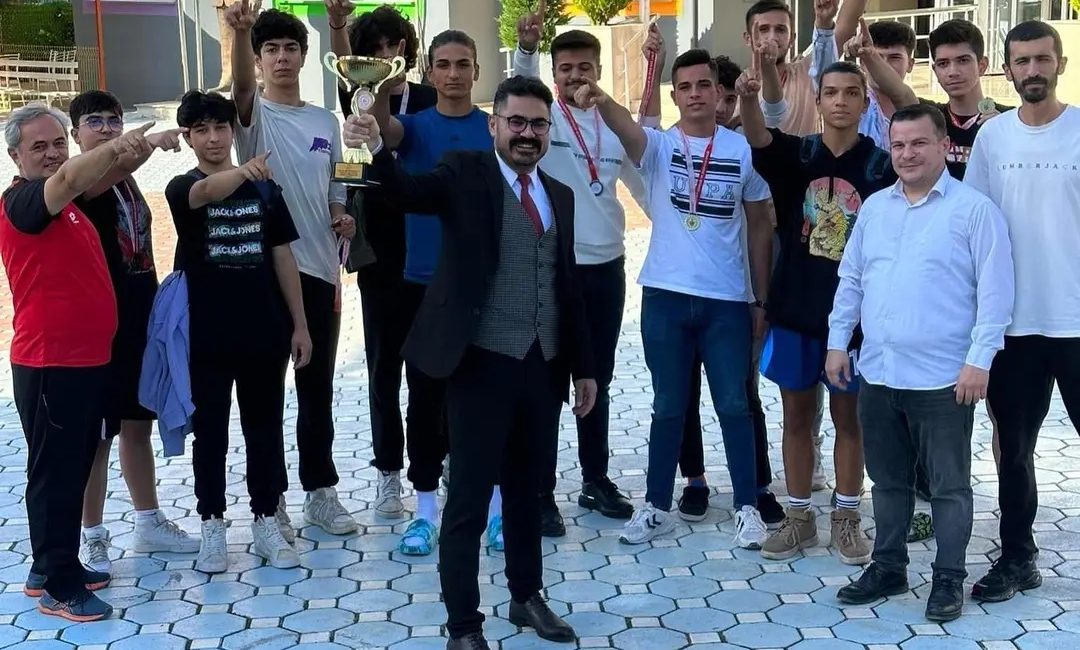 DÜZİÇİ SİMYA KOLEJİ REKOR KIRARAK ŞAMPİYON OLD Düziçi Simya Koleji