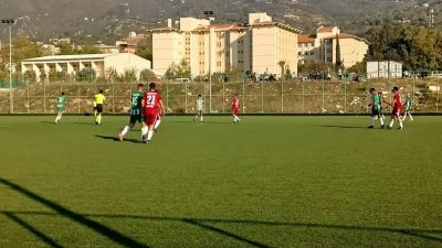 Düziçinde Sentetik futbol sahasının Tribün eksikliği, sporseverlerin talep odağı oldu.